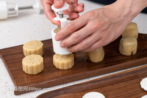 月饼制作全攻略 从选材到出炉的传统技艺